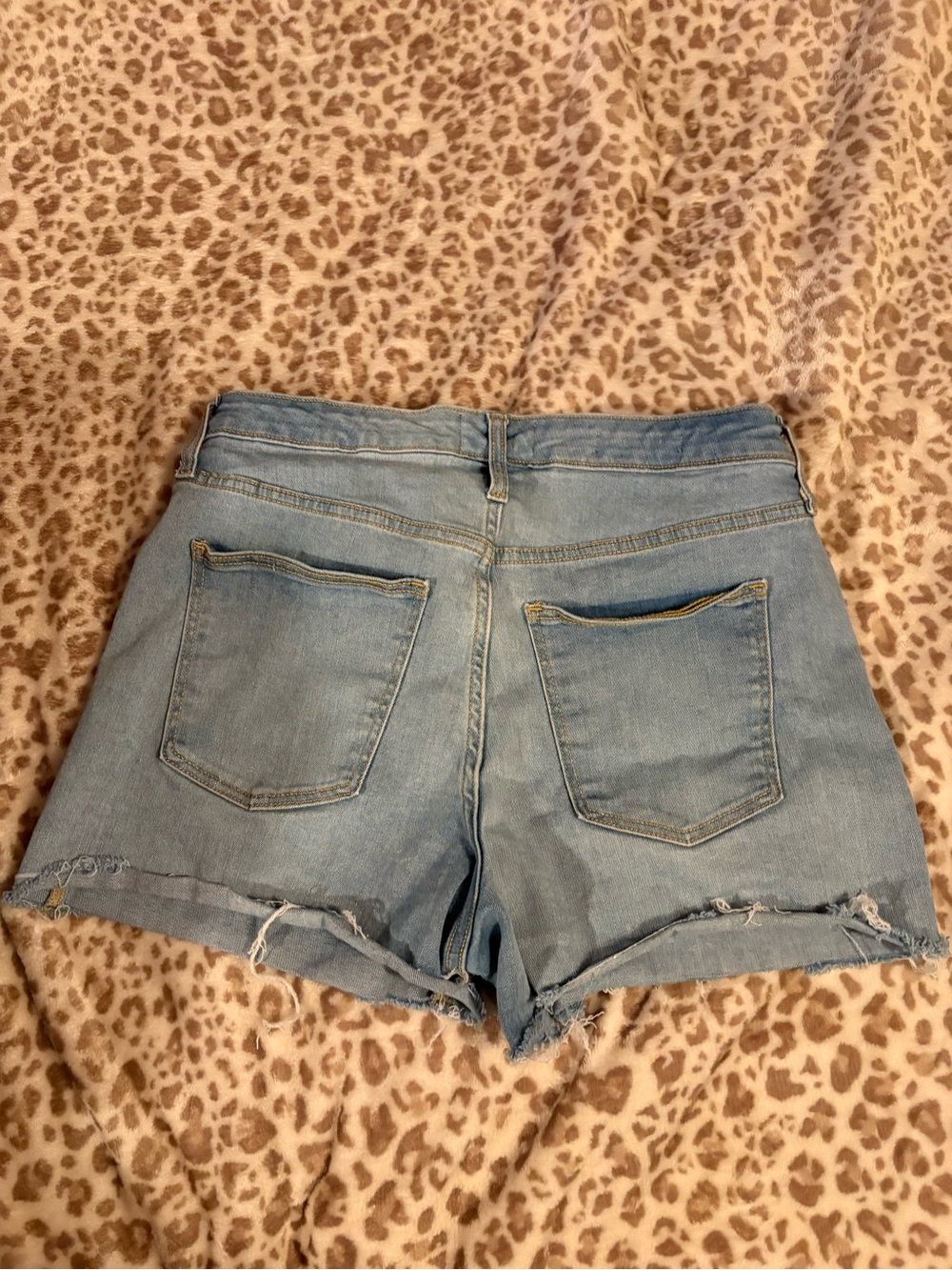 Universal Thread Light Blue Denim High-Rise Midi Cut Off Jean Shorts Size 10 - Picture 5 of 5